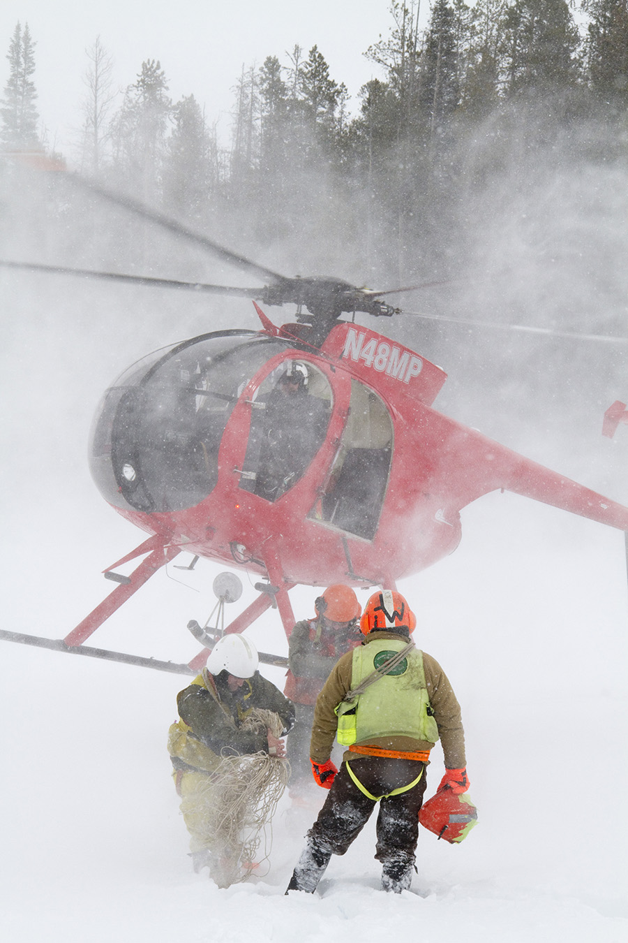 helicopter with men and net